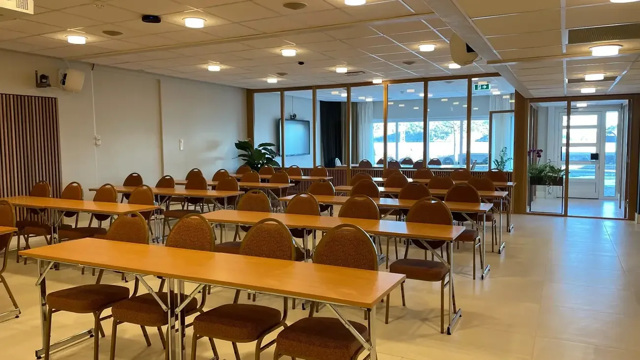 Møterom med klasseromsoppsett