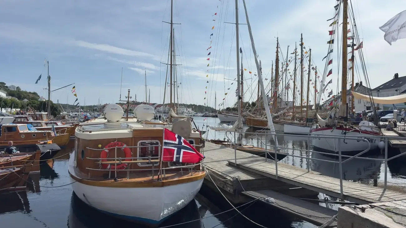 Klassiske trebåter i havnen i Risør