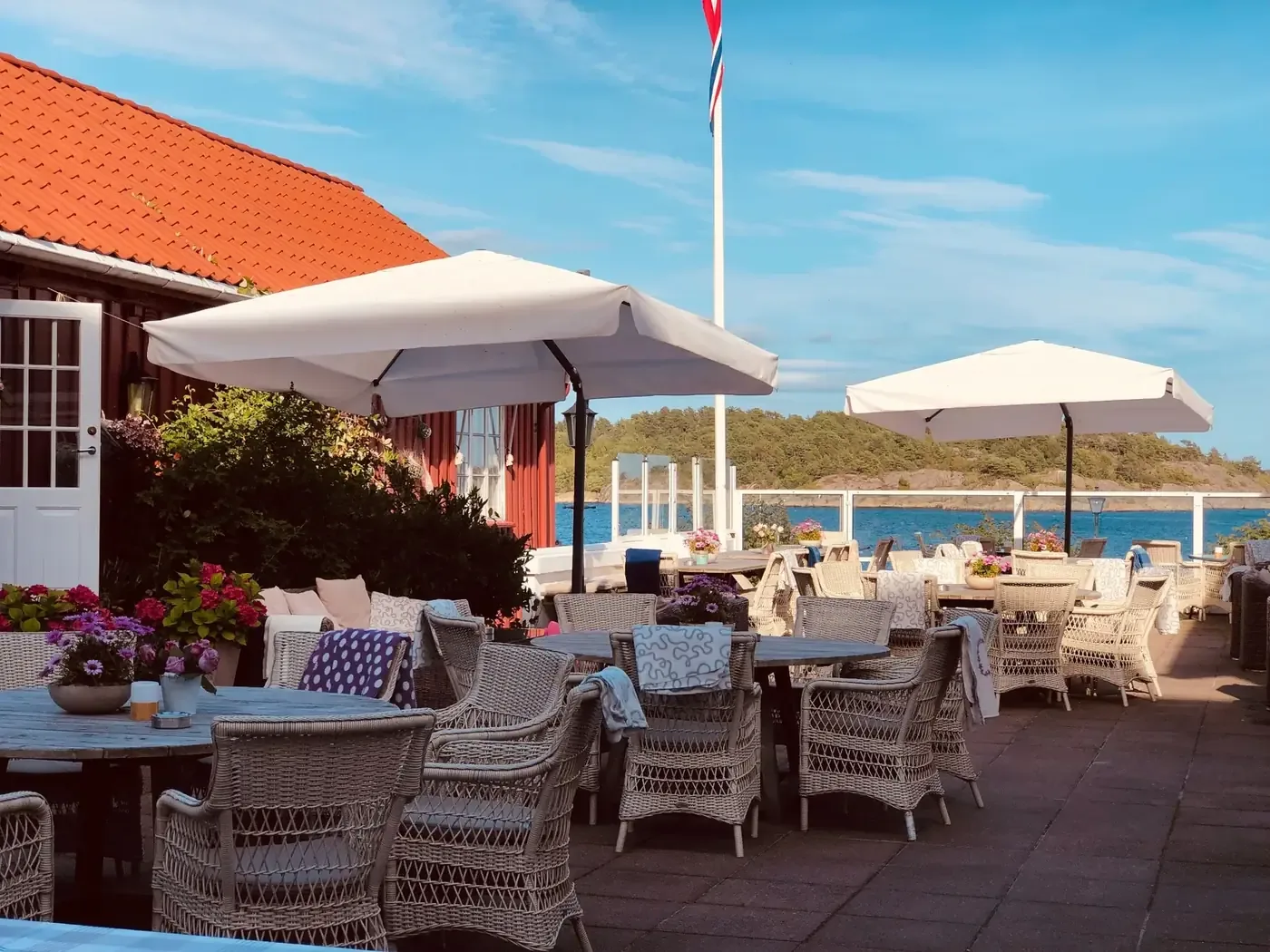 Sommerterrasse ved sjøen