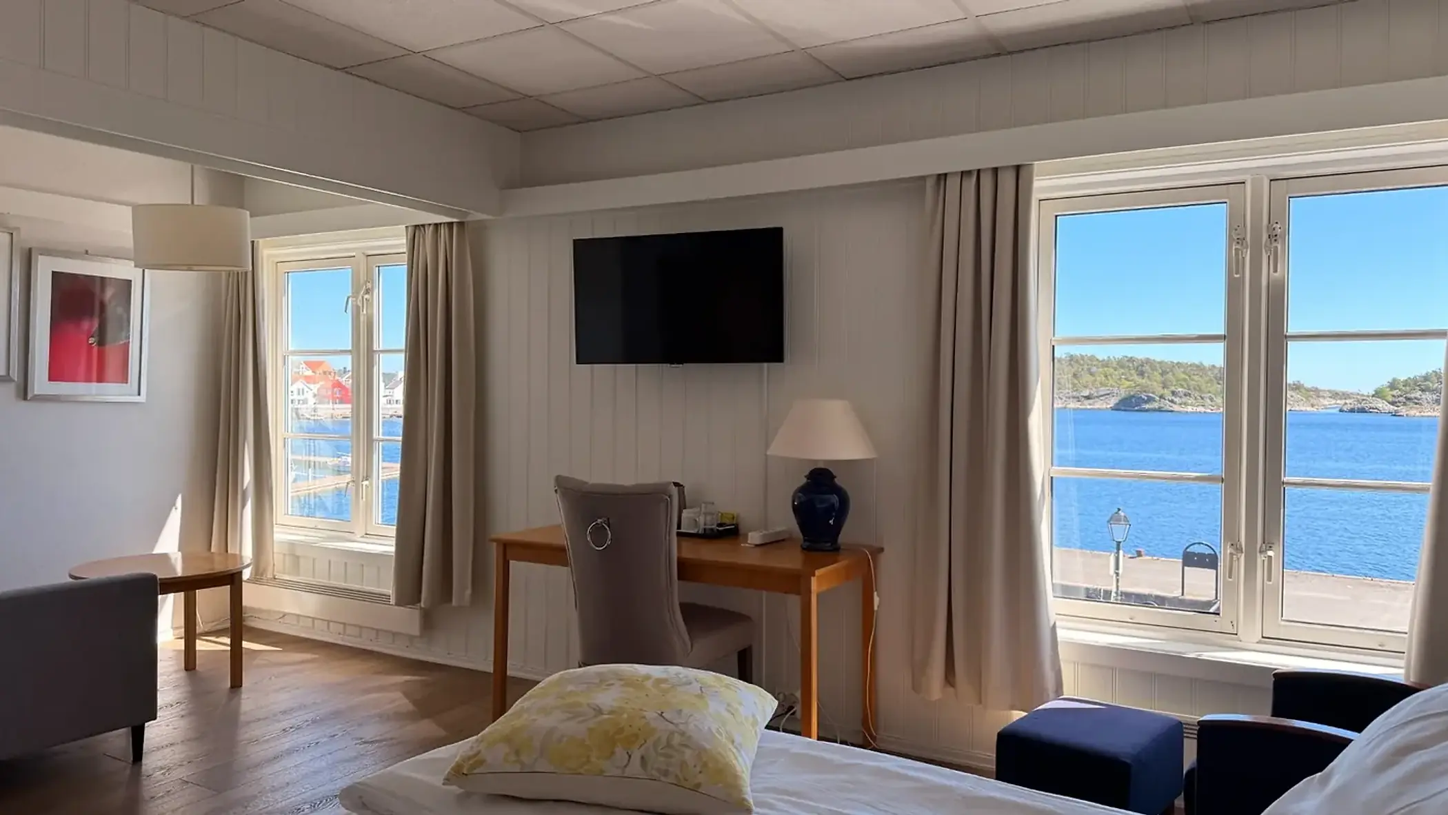 Familierom med sitteplass og arbeidsområde