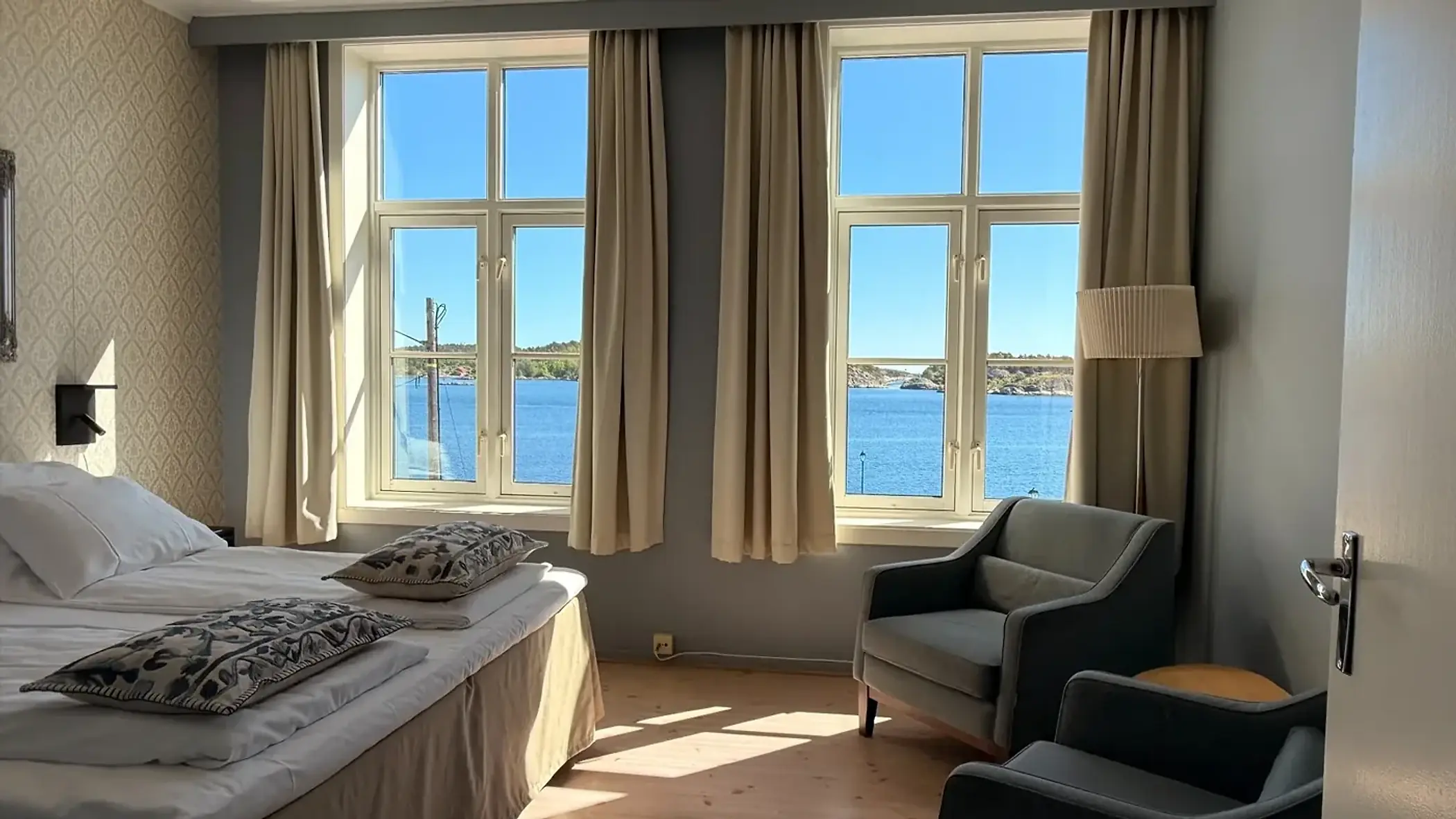 Dobbeltrom med havutsikt og blå sitteplasser