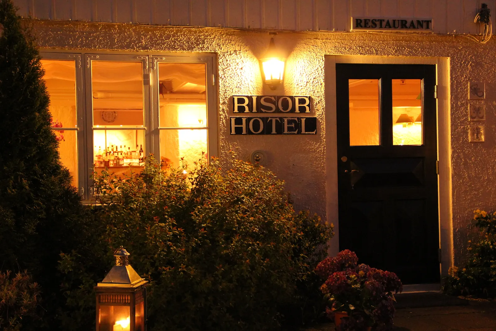 Risør Hotel om kvelden ved havnen