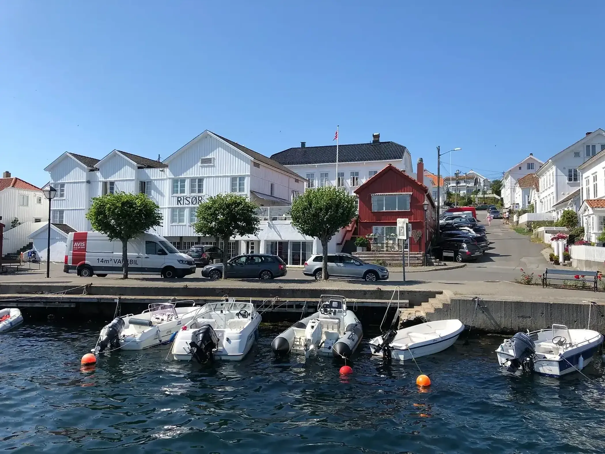 Risør Hotel ved havnen i sommersol