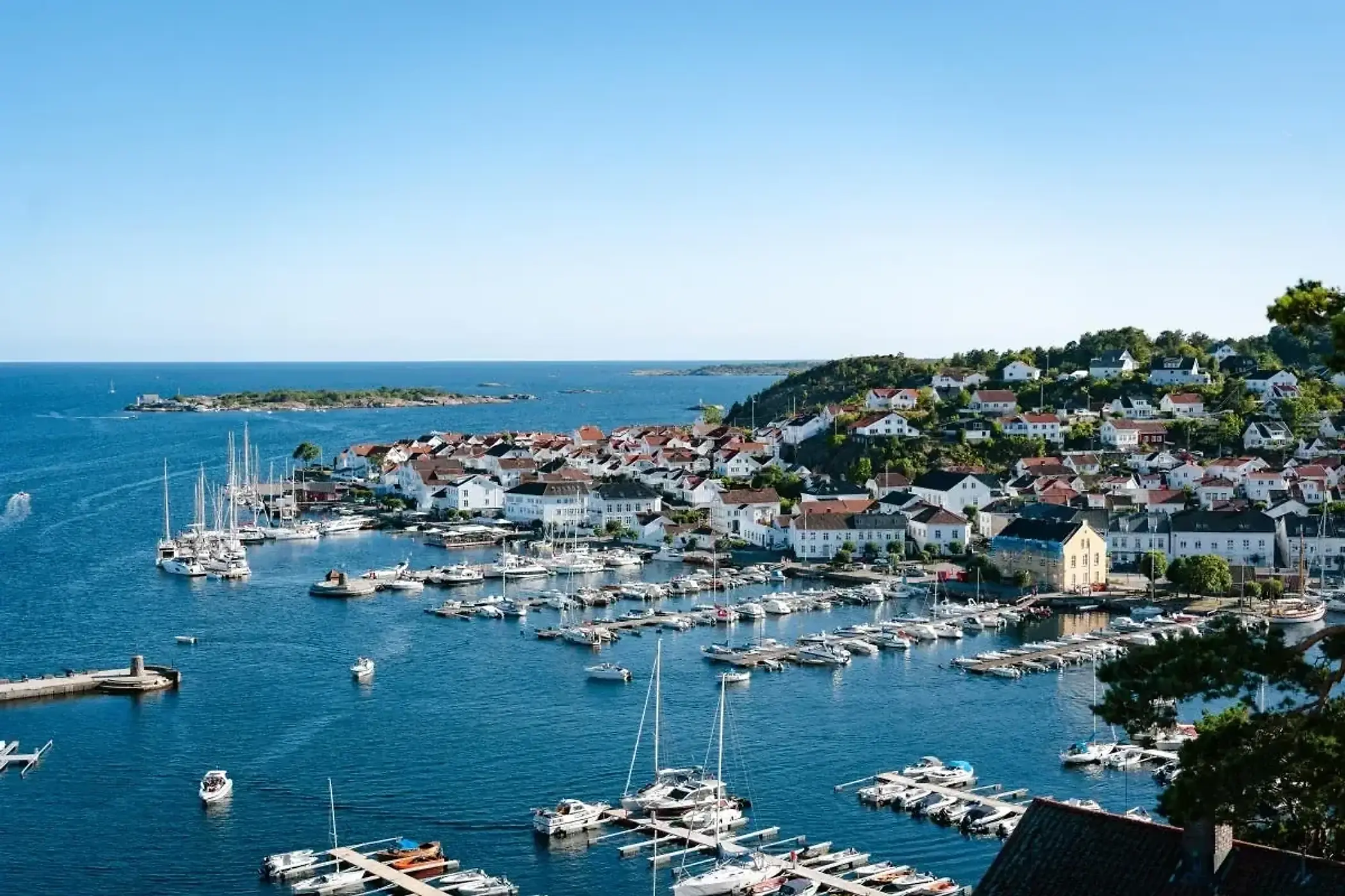 Den hvite trehusbyen Risør ved havnen