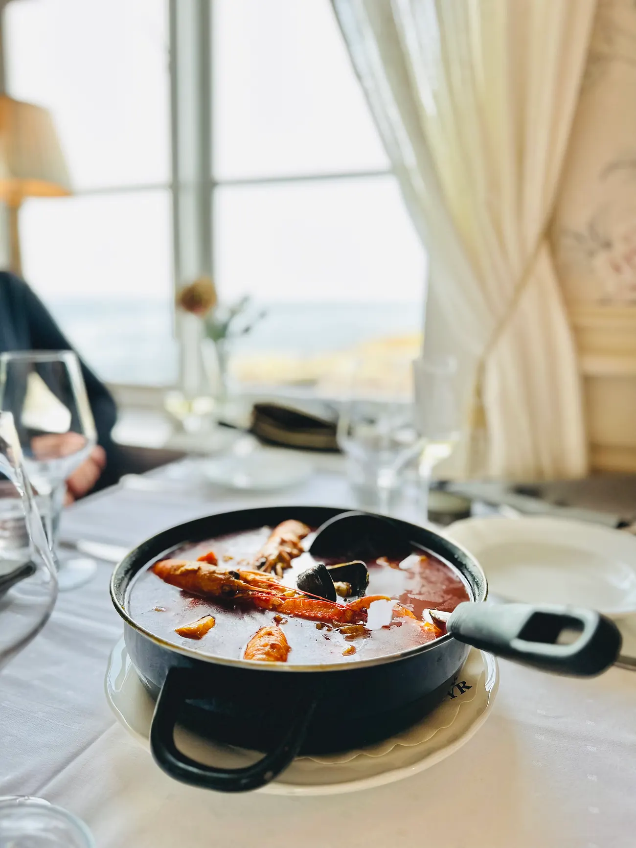 Dekket bord i restauranten på Stangholmen