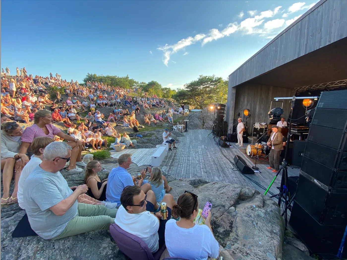Sommerkonsert i Risør med publikum ved scenen