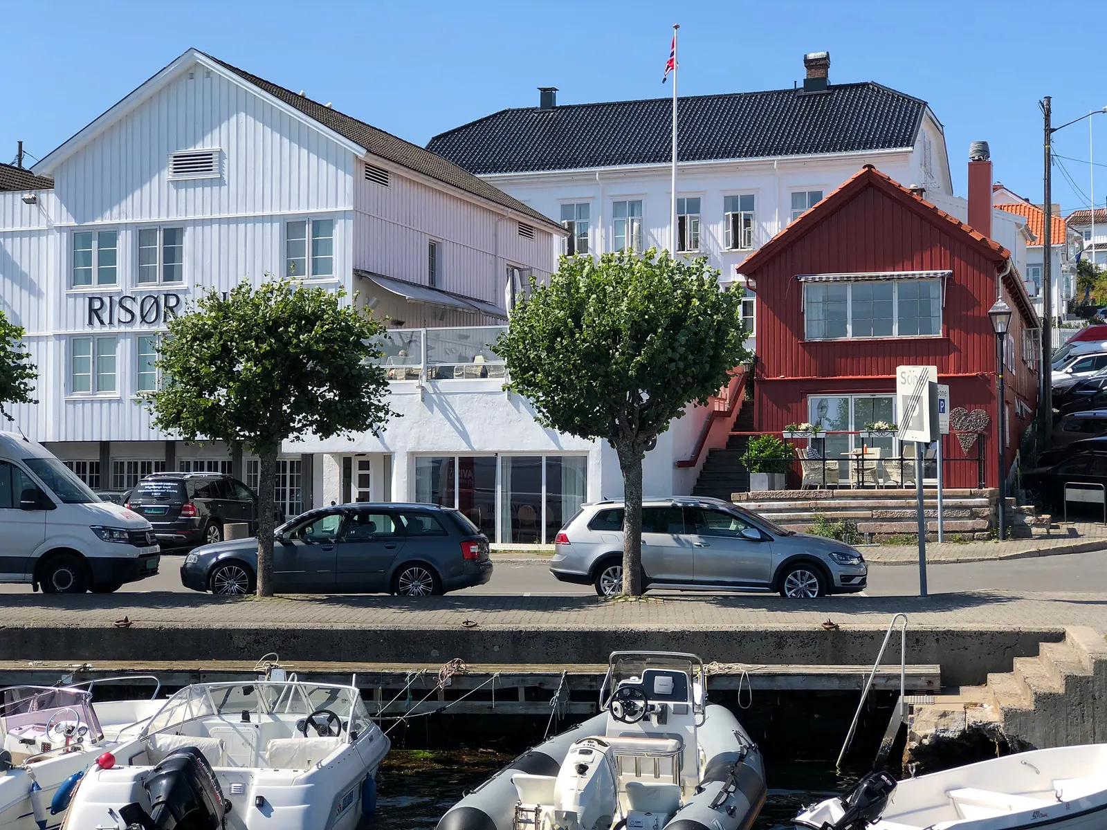 Risør Hotel ved havnen i den hvite trehusbyen