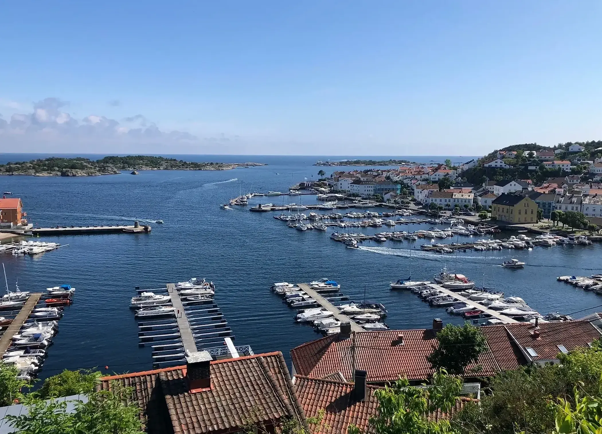 Utsikt over havnen og skjærgården i Risør