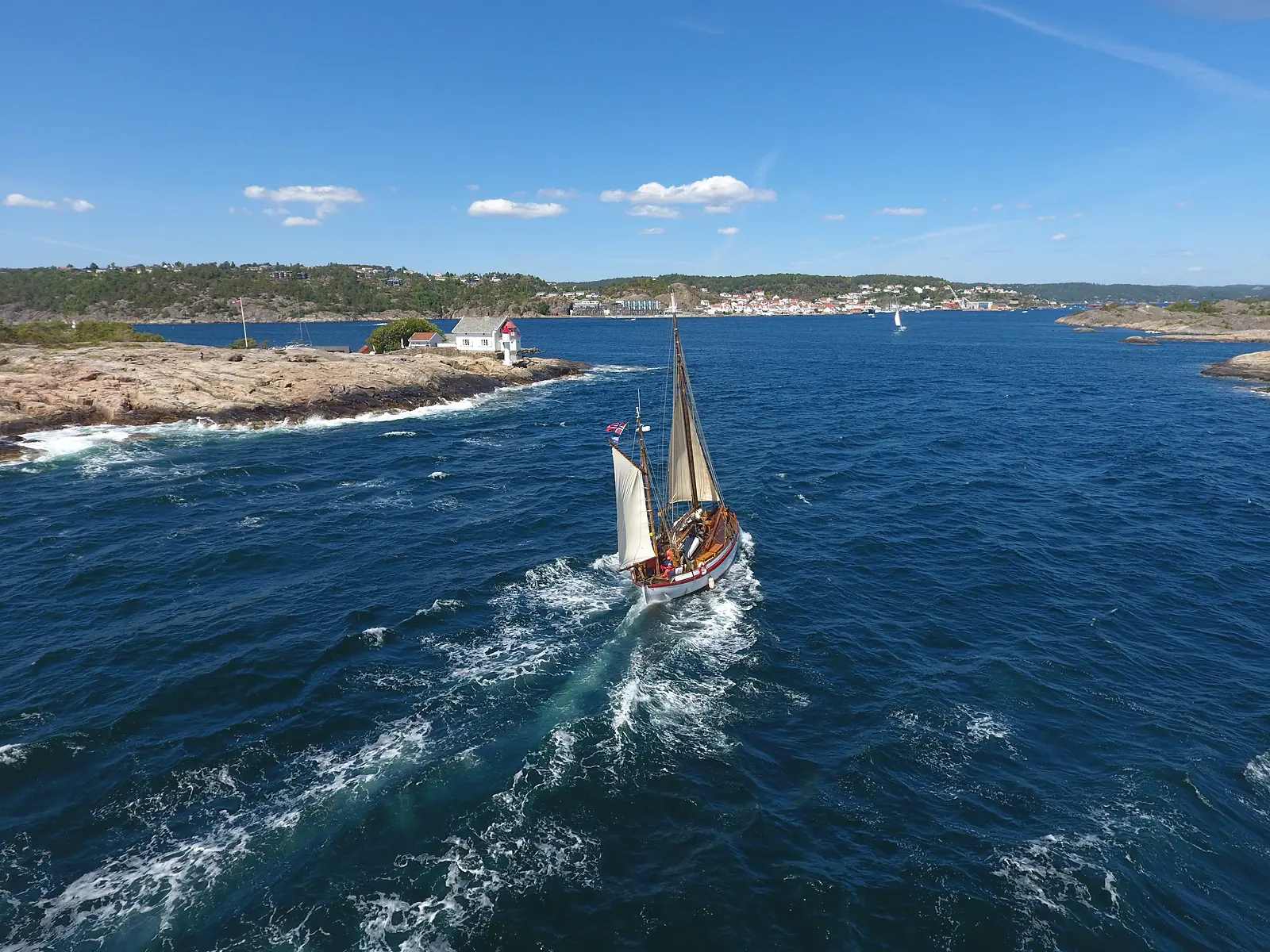 Trebåt på vei ut til holmene utenfor Risør