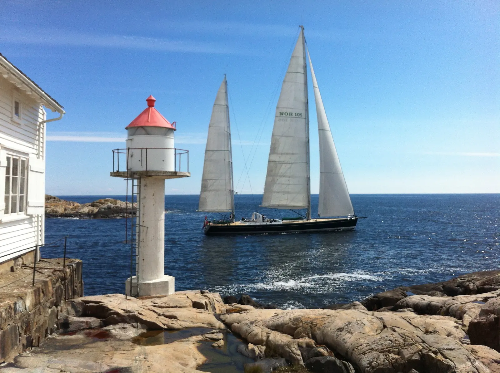 Fyret på Stangholmen med seilbåt på havet