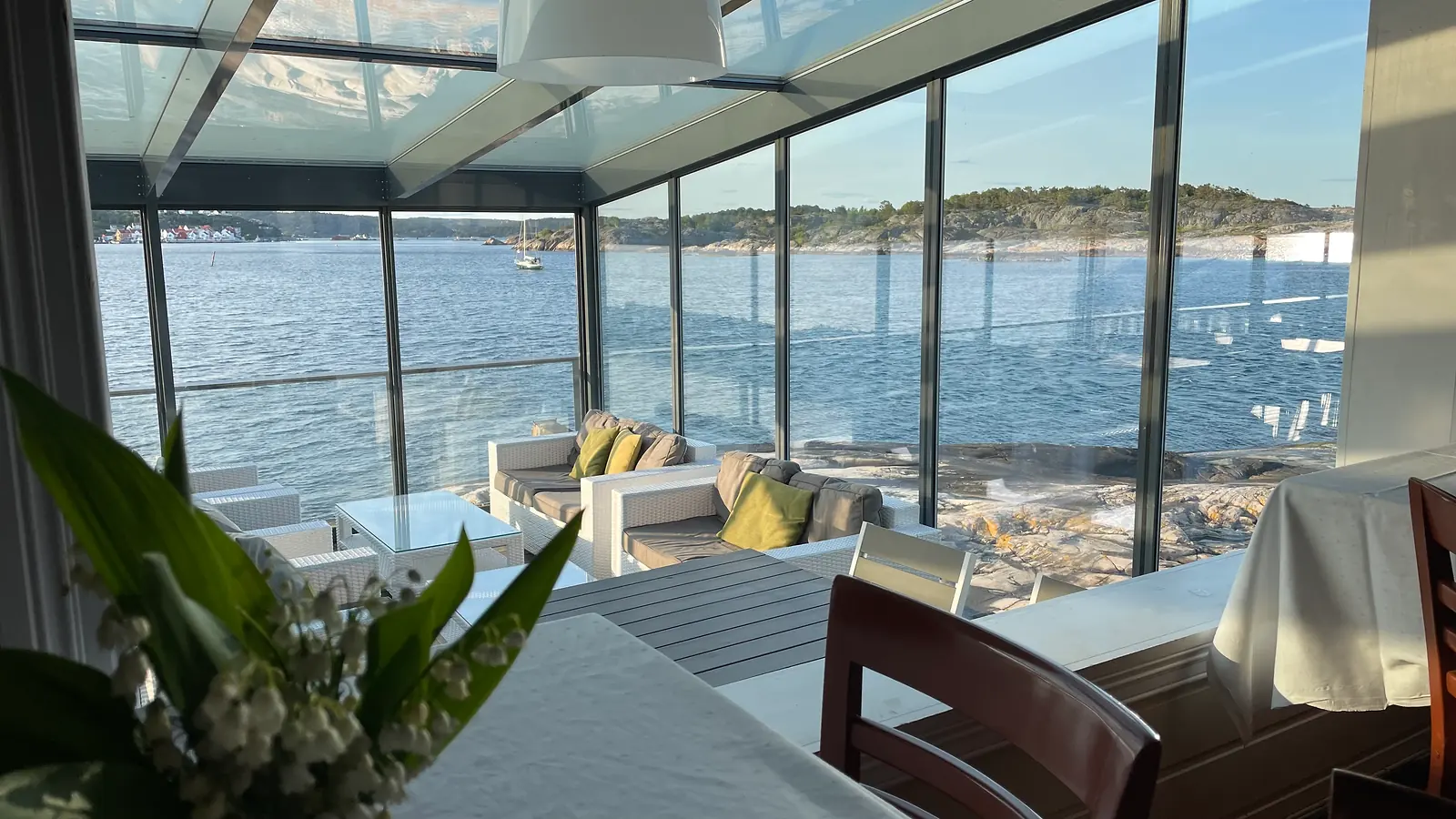 Glassbygget med terrasse og sjøutsikt på Stangholmen