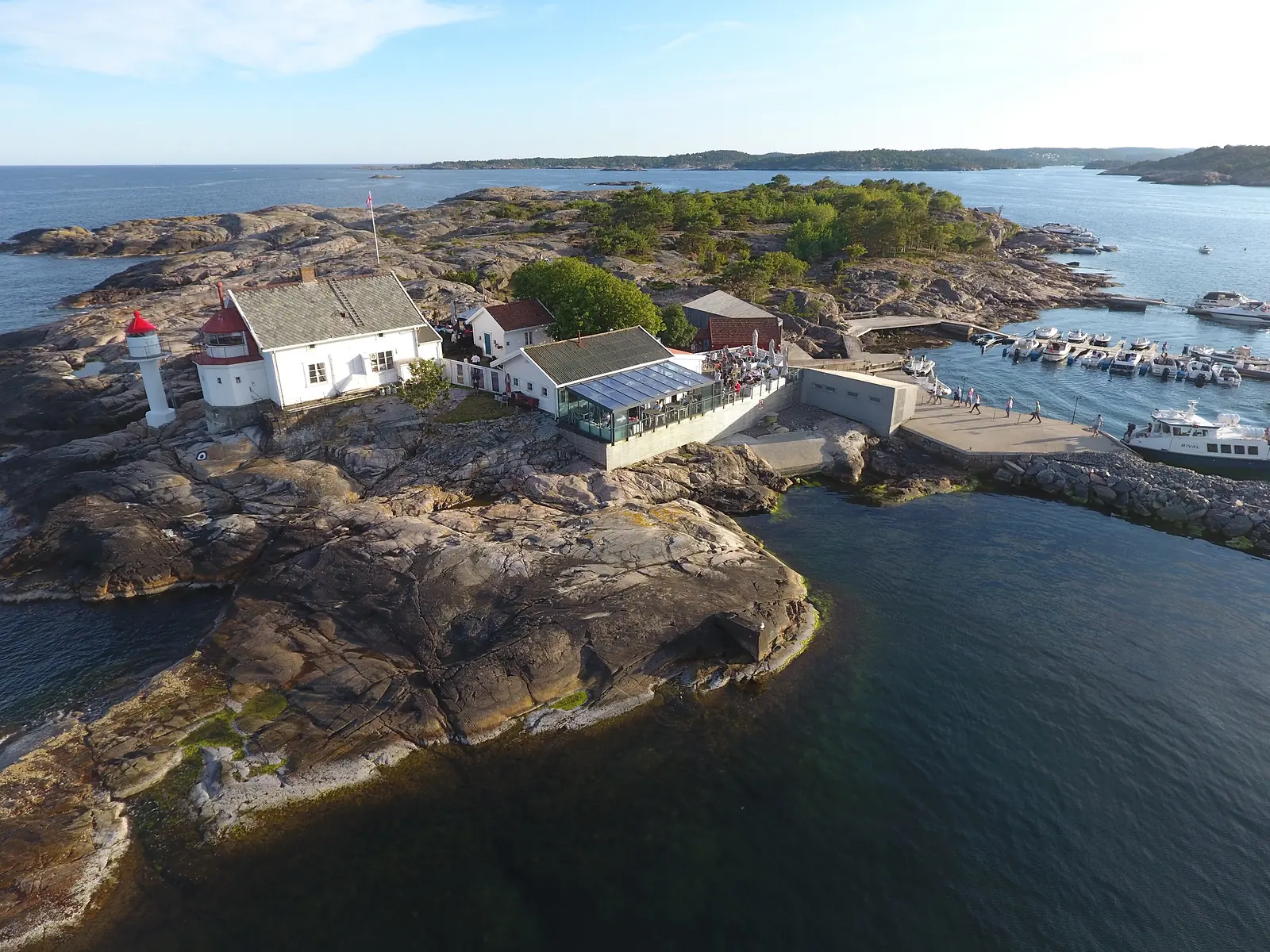 Seilbåt på vei inn mot Stangholmen i skjærgården