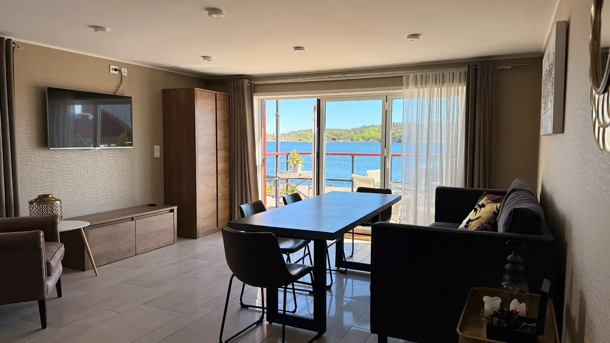 Suite med lyst soverom og blå detaljer